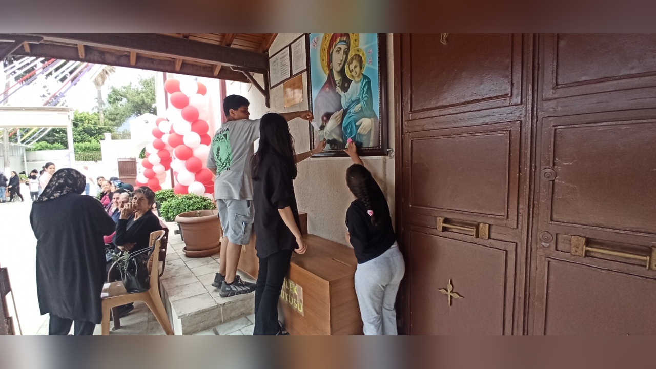 Kilisede hıdrellez coşkuyla kutlandı, mumlar yakıldı ve dilekler tutuldu