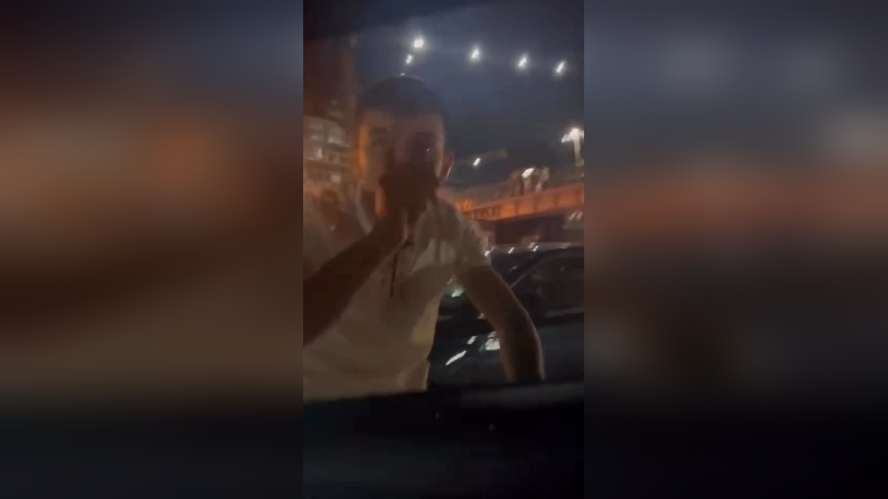 İstanbul Beyoğlu'nda trafikte kavga çıktı, sürücünün otomobiline saldırıldı