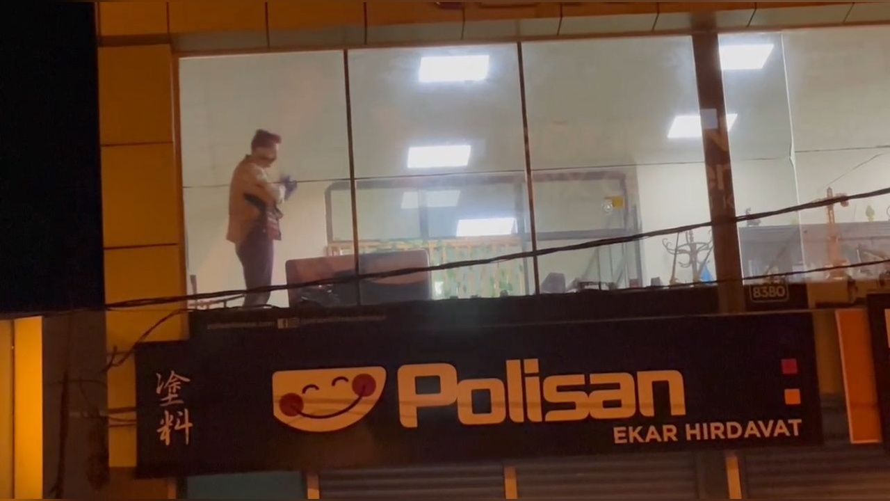 İstanbul sultanbeyli'de hırdavat dükkanına silahlı saldırı düzenlendi