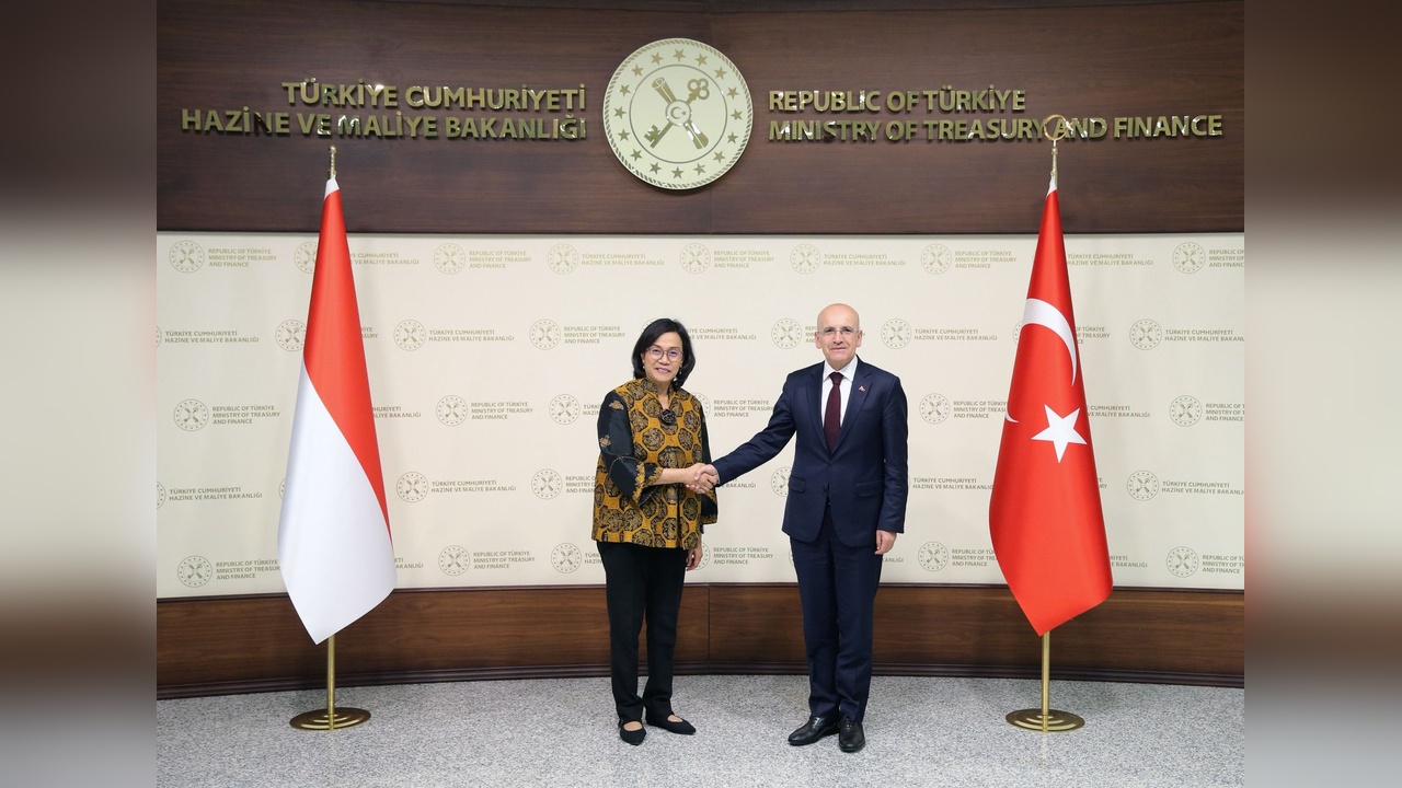 Bakan Şimşek, Endonezyalı mevkidaşı Indrawati ile bir araya geldi