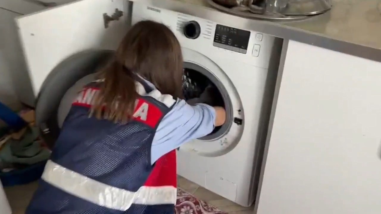 Çamaşır makinesi ile toprak altından silahlar ele geçirildi, 16 kişi gözaltına alındı