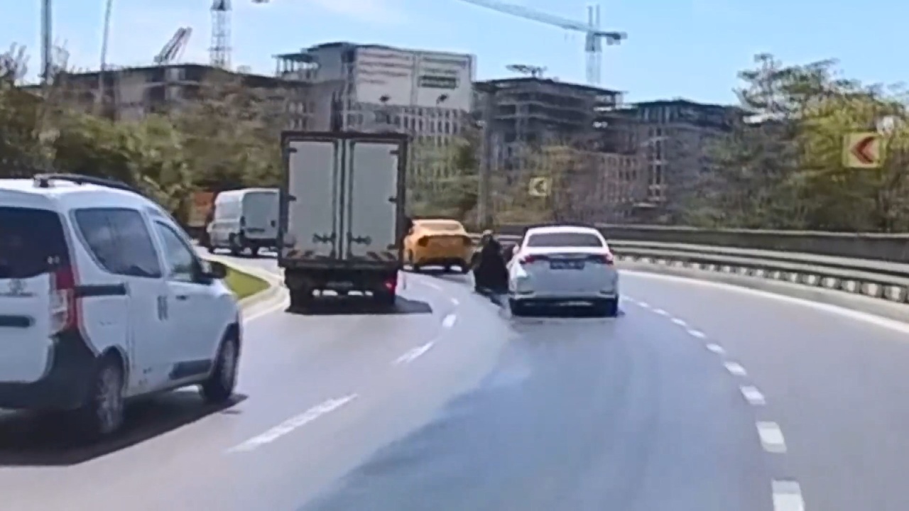İstanbul'da Zeytinburnu'nda yakıt dökülen yolda sürücü ölümden döndü