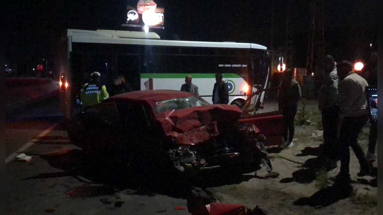 Midibüsle çarpışan otomobilin sürücüsü zabıta hayatını kaybetti