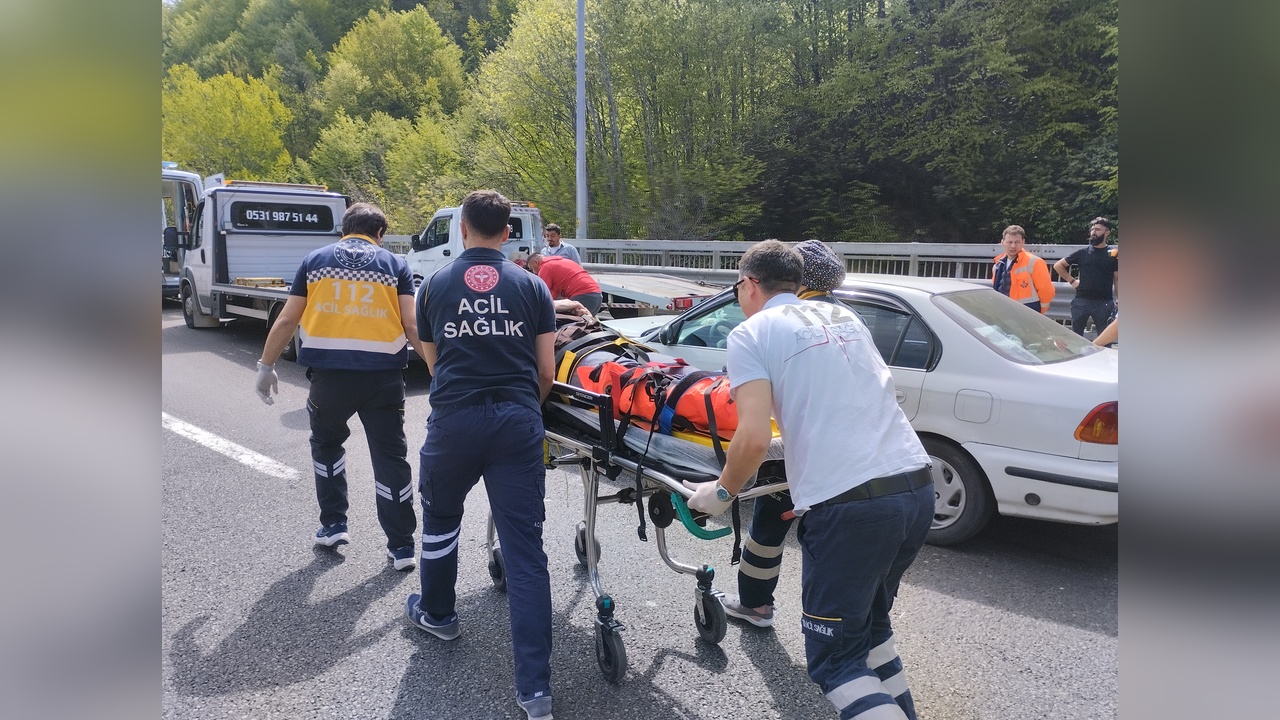 Otoyolda otomobil çekiciye çarpması sonucu 3 kişi yaralandı