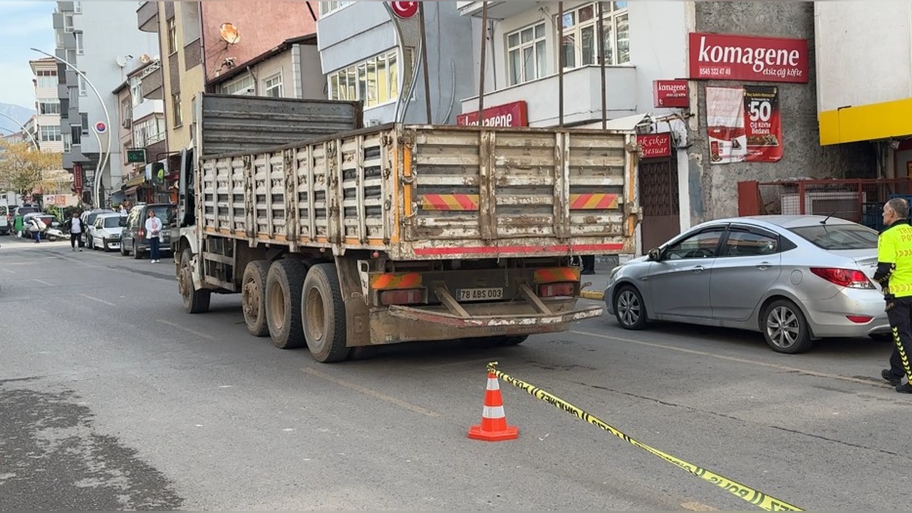 Yolun karşısına geçerken kamyonun çarptığı kadın hayatını kaybetti