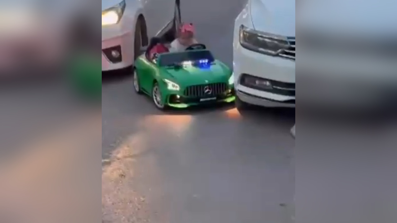 Çocuğun kullandığı akülü araca otomobilin çarpması kameraya yansıdı