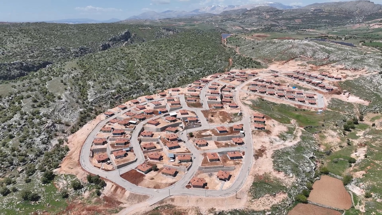 Adıyaman'ın Zey köyü kayalık zeminde yeniden kuruldu