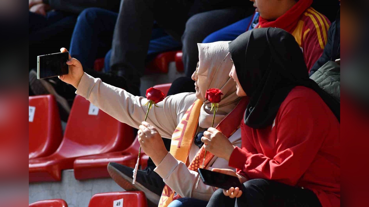 Kayserispor'dan anneler günü için anlamlı jest