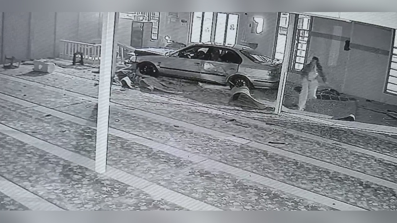 Otomobil caminin duvarını yıkıp içeri girdi kaza kamerada kaydedildi