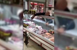 Kasap ile kedinin ilginç diyaloğu rekora koşuyor