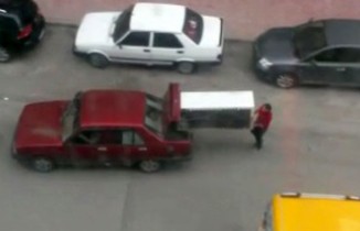 Buzdolabını otomobilin bagajında taşıdılar
