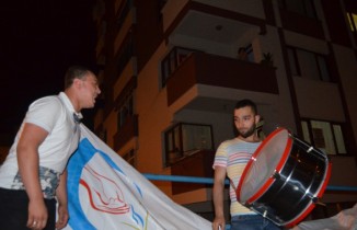 Sesini duyan balkona çıkıyor