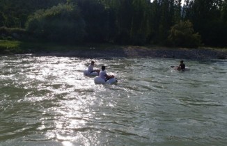 Kato Dağı eteklerinde pet şişeli ve terlikli rafting