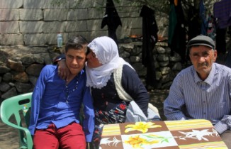 Kuşu kurtarmak isterken kollarını kaybetti