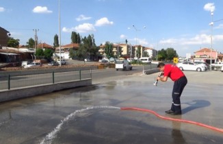 İtfaiye erinin hortumla dansı izlenme rekoru kırdı