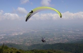 Gökyüzü paraşütlerle şenlendi