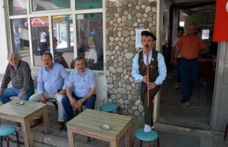 Müşterilerini kaval çalarak karşılıyor