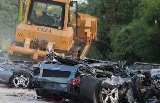 Gümrük kaçağı lüks otomobiller un ufak edildi