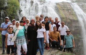 Tortum Şelalesi turistlerle doldu taştı