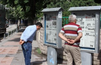 32 yıldır panolardan gazete okuyorlar