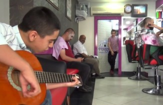Canlı müzik eşliğinde tıraş keyfi