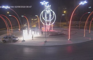 Kavşaktaki evlilik teklifi MOBESE kameralarına yansıdı