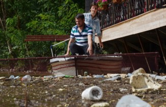 Sera Gölü’nü çöpten cankurtaran temizliyor