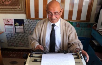 Daktilosuyla arzuhalcilik mesleğini yaşatıyor