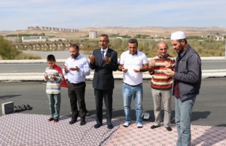 Hayallerindeki köprünün üzerinde şükür namazı kıldılar