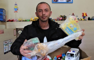 Bozuk oyuncakları tamir edip çocukları sevindiriyor