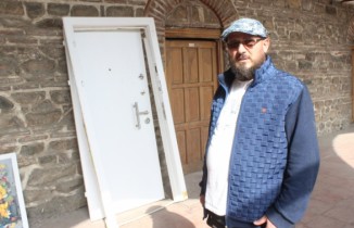 Tarihi Pirinçhan’daki beyaz çelik kapıya klip çekti