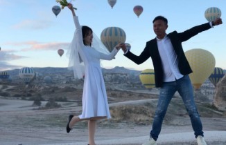 Çinli turistler Erik Dalı oynayarak ısındı