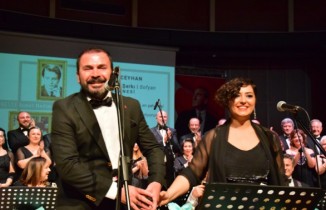 Konser sırasında sürpriz evlilik teklifi