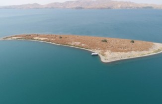 Gölün ortasındaki ada 