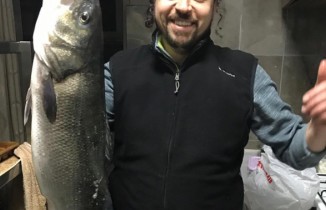 Kıyıdan oltayla yakaladı