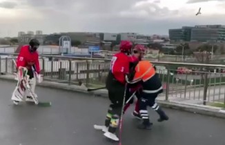 Buz hokeyi takımı temizlik görevlisine karşı