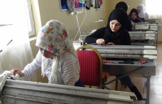 Hem çeyiz hazırlıyorlar hem para kazanıyorlar