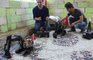 İkiz kardeşlerden su ile çalışan kepçe icadı