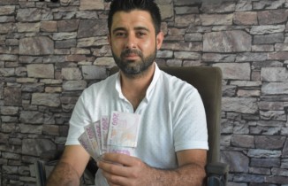 ATM’de unutulan paranın sahibini arıyor