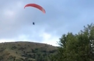 Havadaki paraşütçüyü gören gençlerin şiveli konuşmaları güldürdü