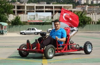 Çocukluk hayali olan aracı 20 yıl sonra yaptı