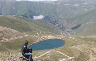 Zirvedeki krater gölleri büyülüyor