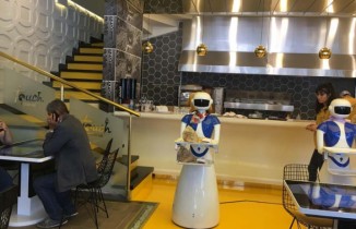 Robot garsonlar iş başında