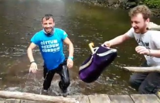 Tulum çalıp türkü söyledikleri sırada kendilerini suda buldular