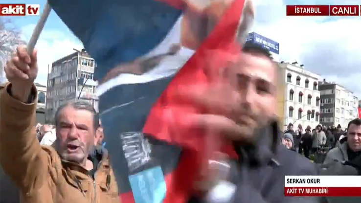 AKİT TV muhabiri, Saraçhane önünde vatandaşlar tarafından yuhalandı!