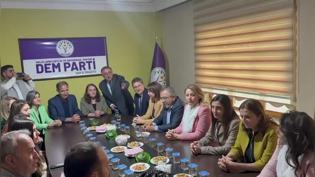 CHP Heyeti, Van'da Miting Öncesi DEM Parti İl Başkanlığı'nı Ziyaret Etti