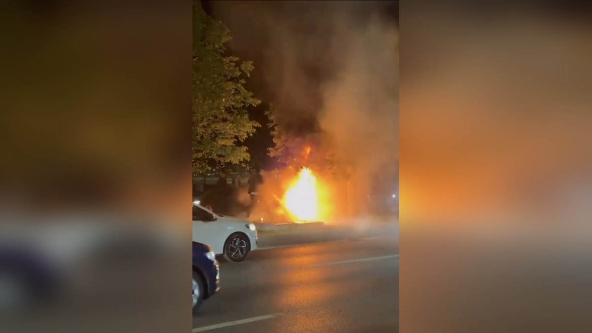 Kartal'da motosiklet kazası: Alev alan araç kullanılamaz hale geldi