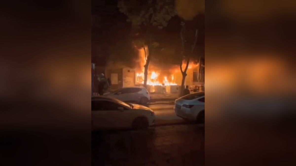 Küçükçekmece'de ikinci el beyaz eşya deposunda yangın: Bina sakinleri panikle dışarı çıktı
