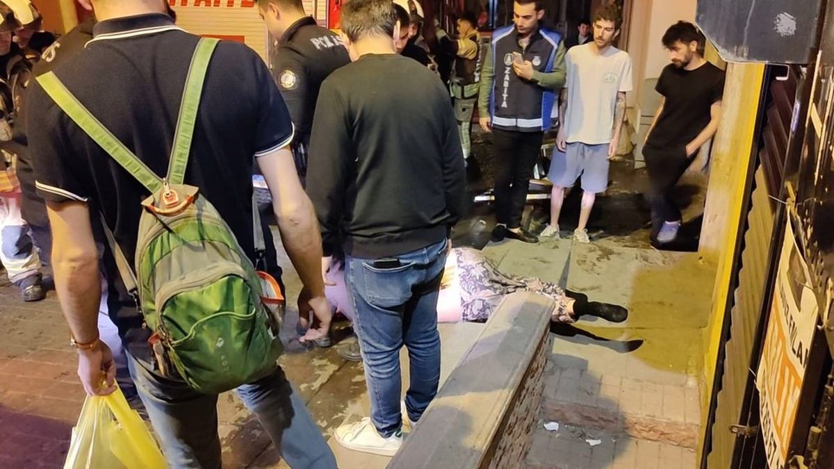 Beyoğlu'nda alkollü şahıs evini yakmaya çalıştı, polise bıçakla saldırdı