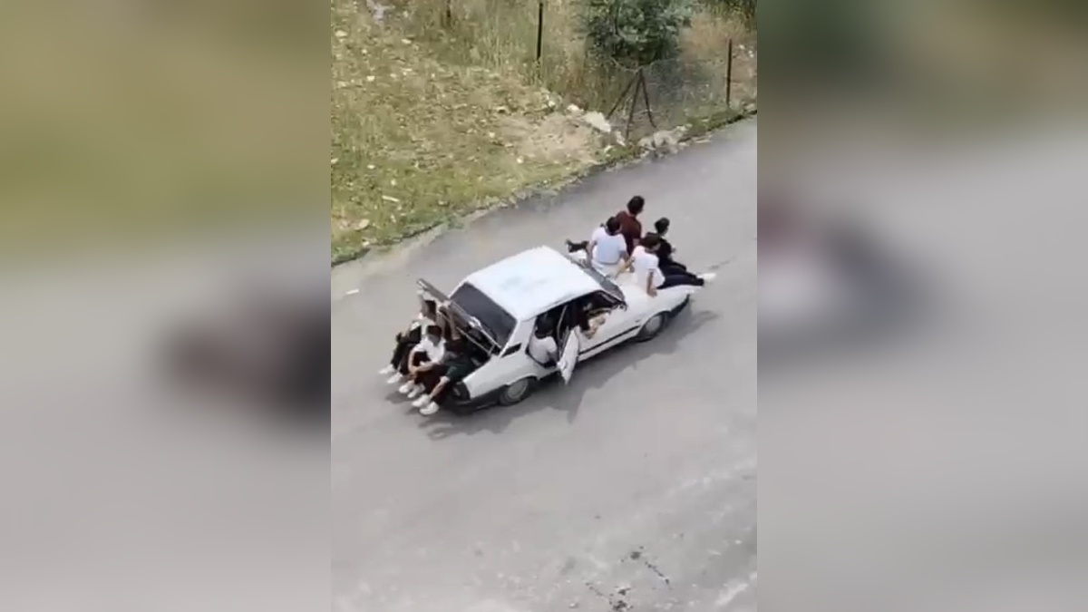 Adana'da otomobilin kaputunda ve bagajında çocuk yolculuğu